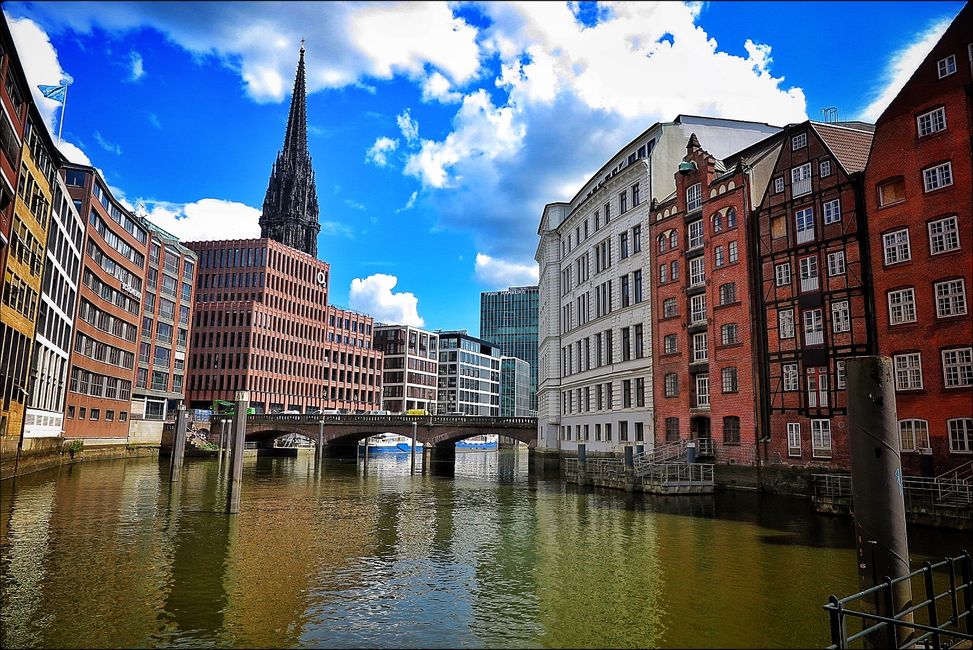 rechts die ältesten Häuser Hamburgs