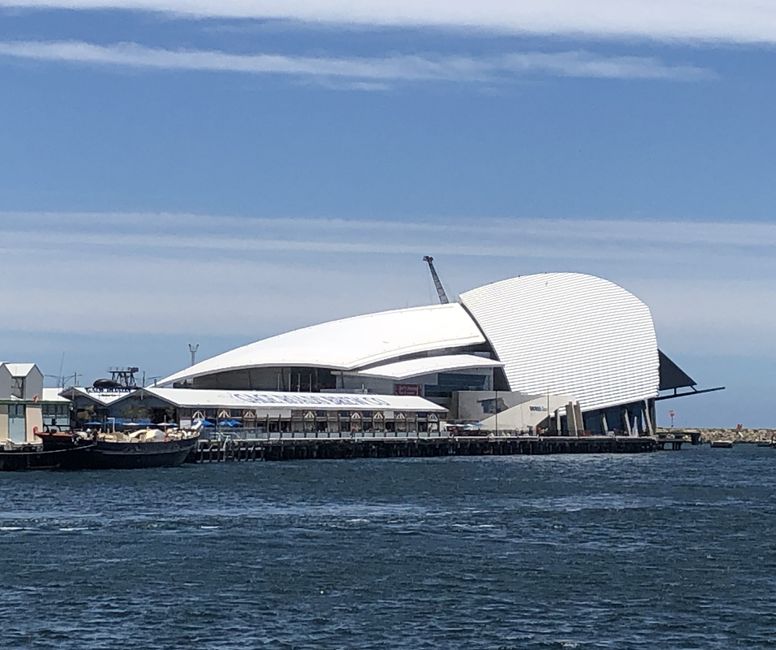 Le long hall à bière vu de la mer