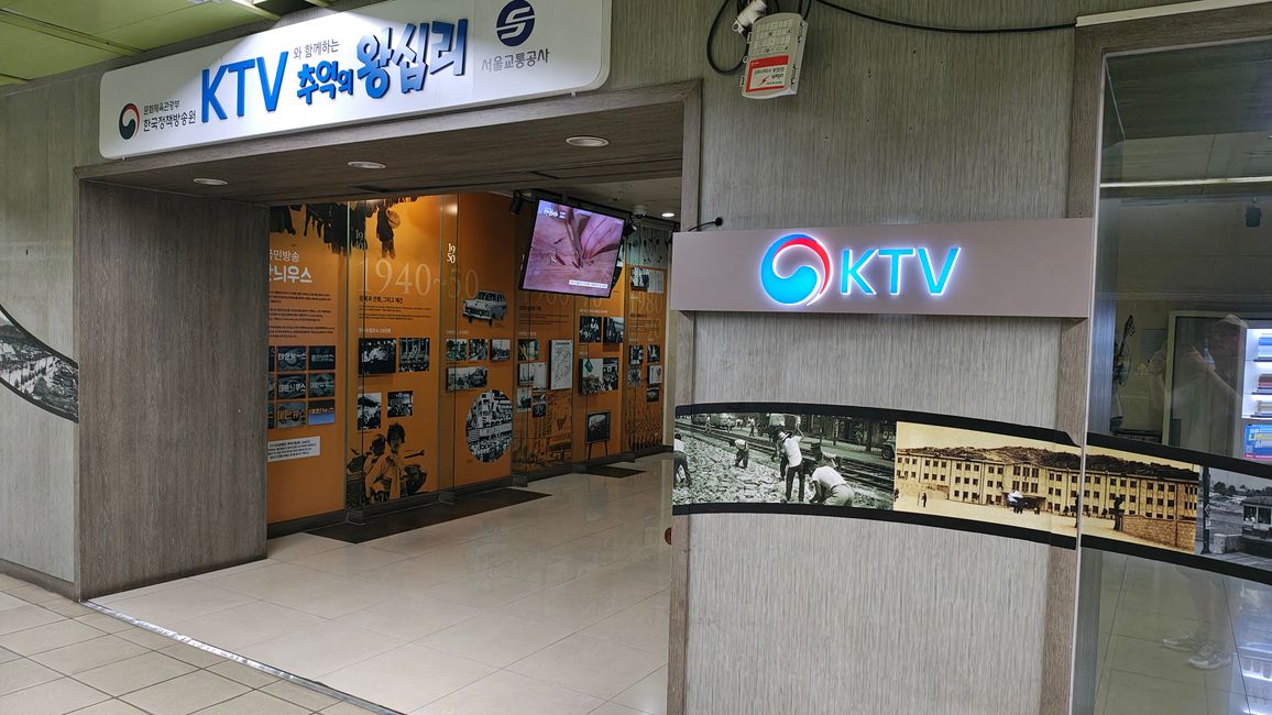 Ausstellung im Wartebereich am Bahnsteig der Metro