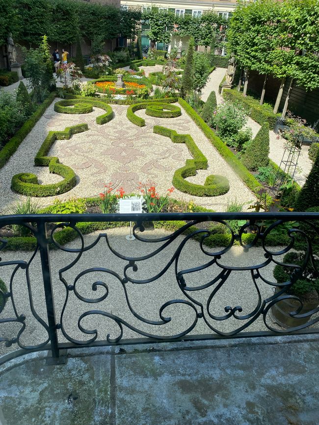 - dal balcone al primo piano