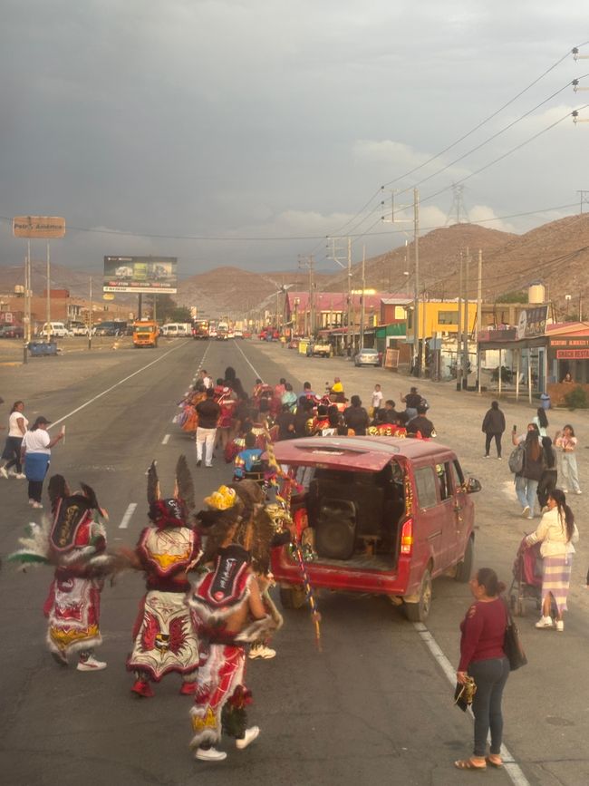 Faschingsumzug auf dem Weg von Tacna nach Arequipa