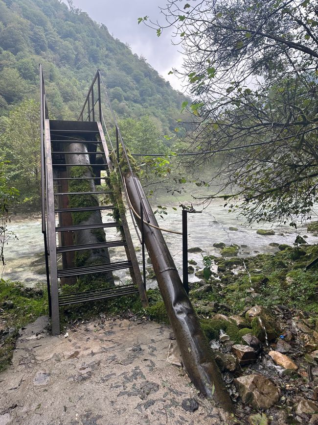 Nessuna escursione inizia qui senza un ponte avventuroso