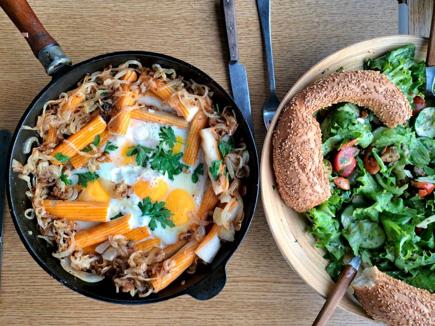 Handgerollte Krebsfleischsurimi an Échalotes jaunes mit Knoblauch, Œufs biologique und einer Garnitur von feinstgezupfter, frischer Petersilie