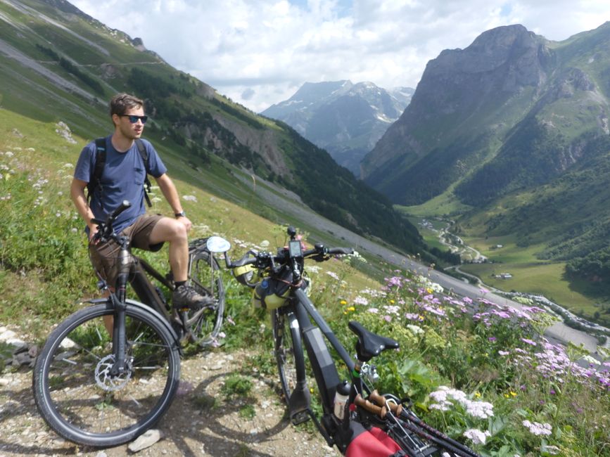 Wir radeln soweit wir dürfen, bis auf 2050m 