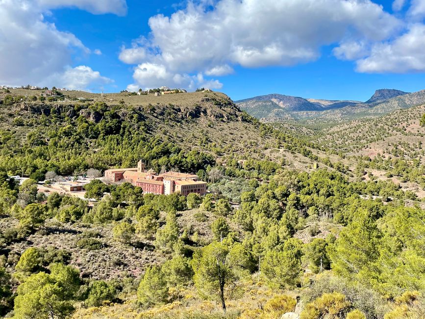 Das Kloster Sant Eulalia, eingebettet in eine grüne Bergwelt.
