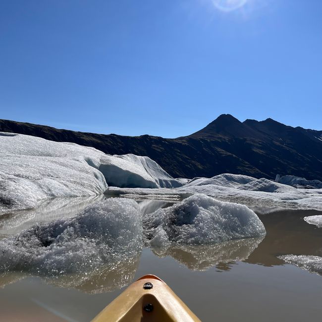 Faire du kayak sur le lac glaciaire