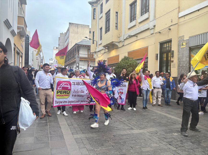 Auch eine Partei marschierte auf - samt leichtbekleideter Sambatänzerin.