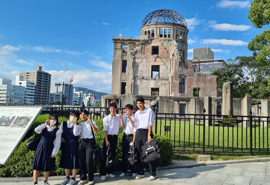 Eine Shinkansen-Stunde weiter westlich steht eine japanische Stadt, in der wir uns nicht mehr besonders wohl fühlen: Hiroshima.