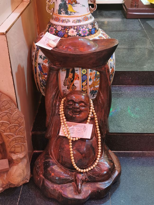 ... con affascinanti statue di Buddha ....