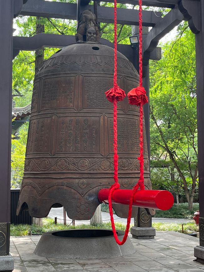 die große Glocke verspricht Gesundheit Glück und Erfolg. Sie wird für 10 Yuan 3x geschlagen 