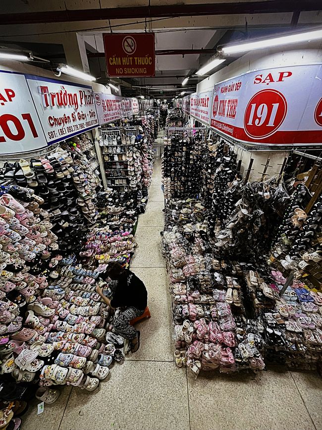 Marché Cho Binh Tay, montagnes de chaussures en plastique