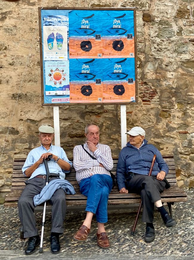 Im Gegensatz zu den Surfern haben die älteren Herren in Tarifa die Ruhe weg