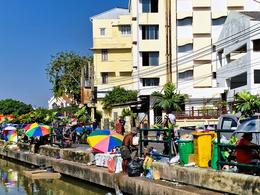 Der bunte Sonnenschirm lenkt von der Armut nur ab.