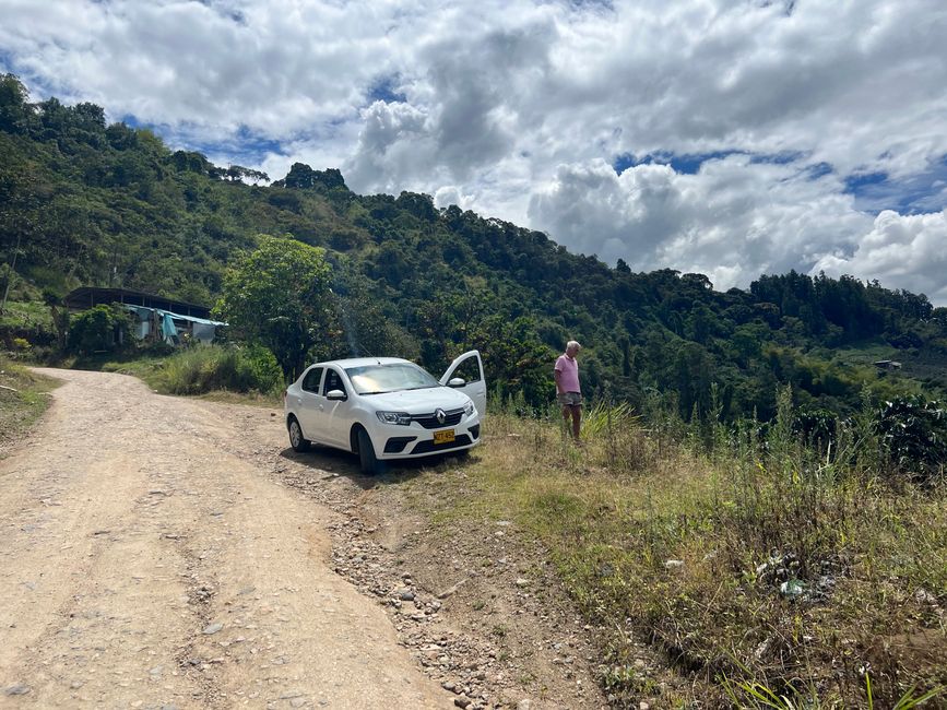 Cependant, après la descente assez raide au début, on est récompensé par une vue magnifique sur la vallée, le tracé des routes et la montée de l'autre côté et