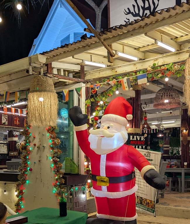 Pools und Strandliegen