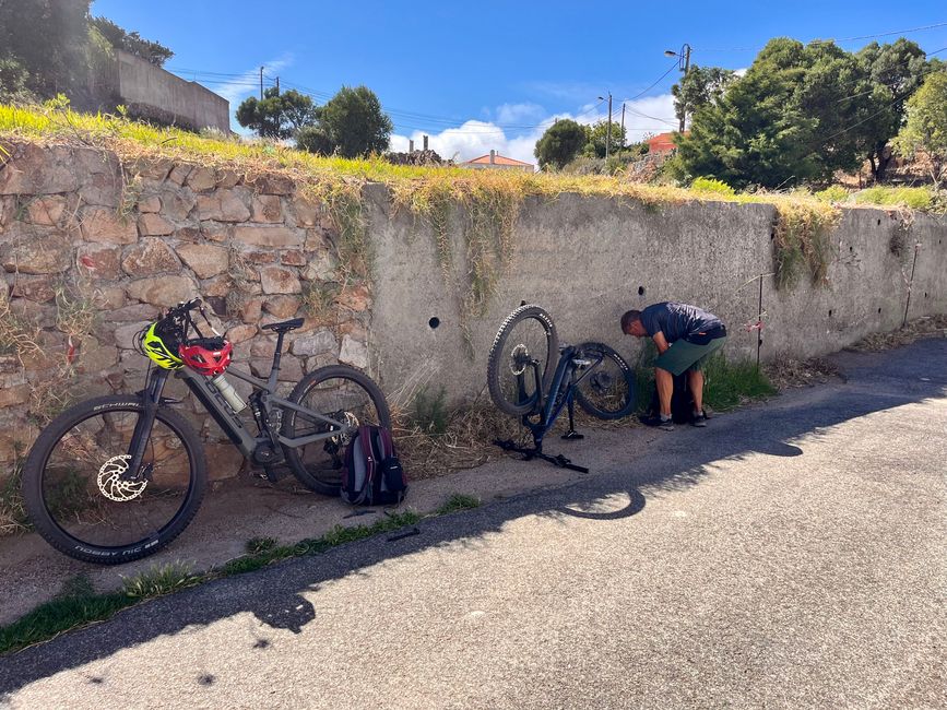 The great tour is unfortunately ended by a flat tire. The air pump is broken, pushing the bikes for 2 km, fetching the car from the starting point 10 km away - still a great tour though!
