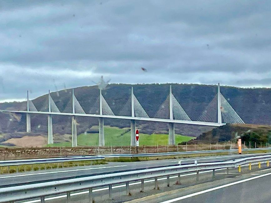 Le viaduc de Millau, le plus long pont à haubans du monde avec 2460 mètres.
