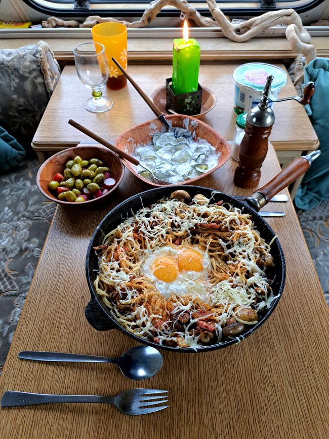 In feiner Butter geschwenkte, bissfeste Spaghetti in einem Bett aus zart gedünsteten braunen Champingnons de Paris, frischem Knoblauch und Oignon jaune an delikat abgeschmeckter roter Paprika mit einer Kruste von ausgewählten Eiern aus Biofreilandhaltung und einem crossig gebackenen Ring aus Cevennenbergkäse