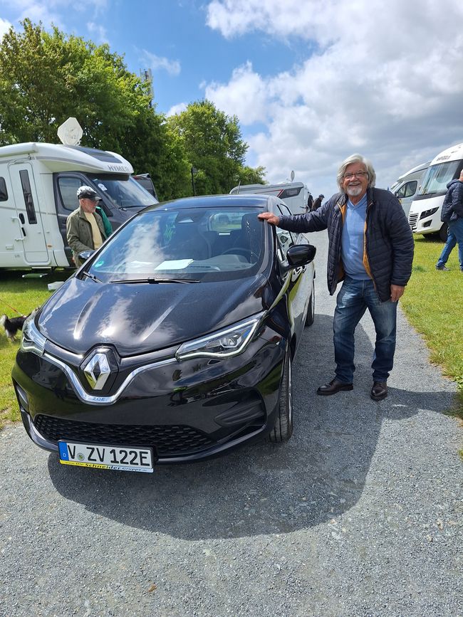 Ulli avec une voiture électrique de location