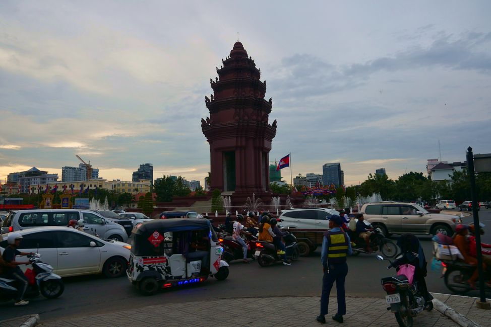 Unabhängigkeitsdenkmal im Feierabendverkehr, Phnom Penh