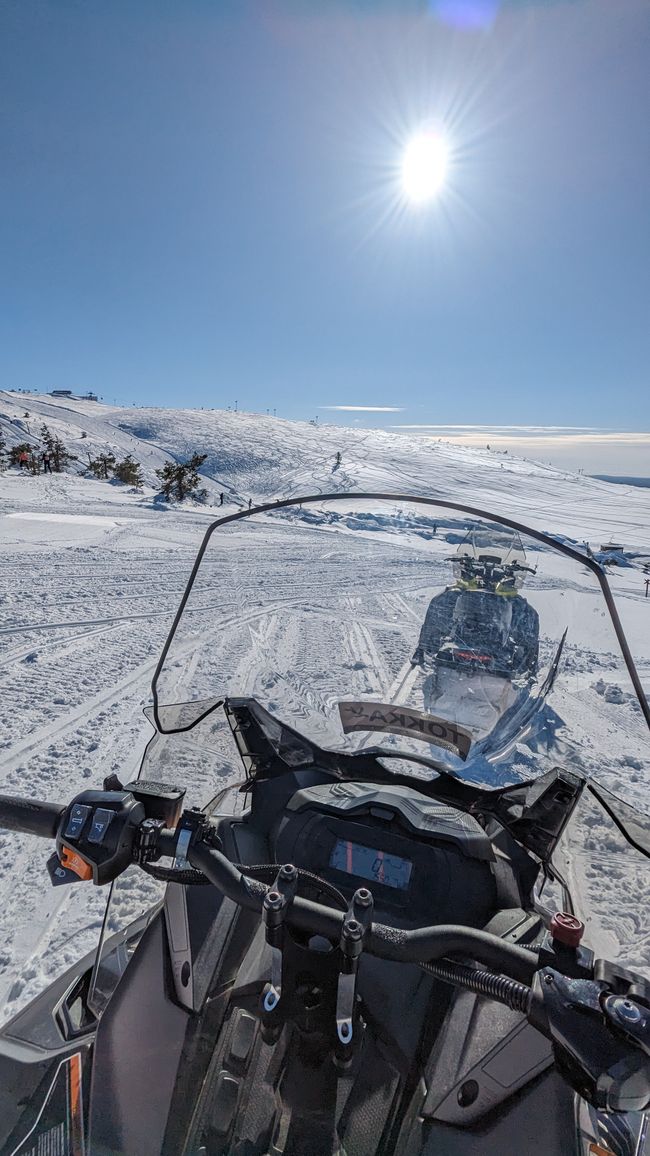 Mit dem Snowmobil rauf ins Skigebiet!