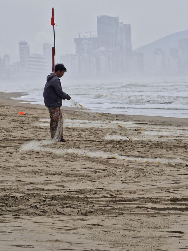 Vorüber die Flut.
Wer sah es wohl, du selig Land, 
wie dich die Welle überwand.