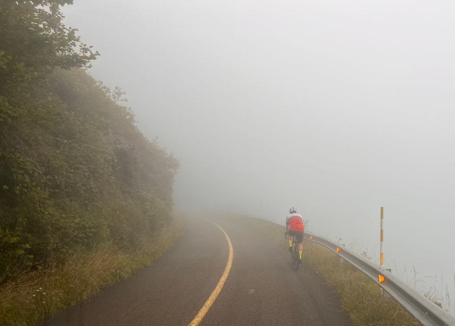 On the way to our overnight spot at 1,000 m altitude - en route, we meet a daring cyclist