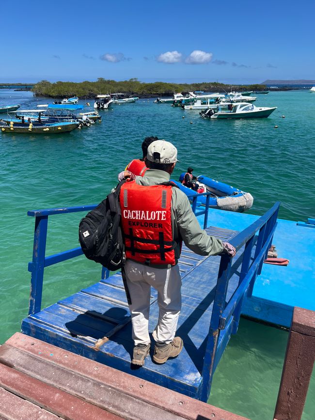 Die Beiboote der “Cacharote” lagen bereits am Steg. Einsteigen, Schwimmweste an ….