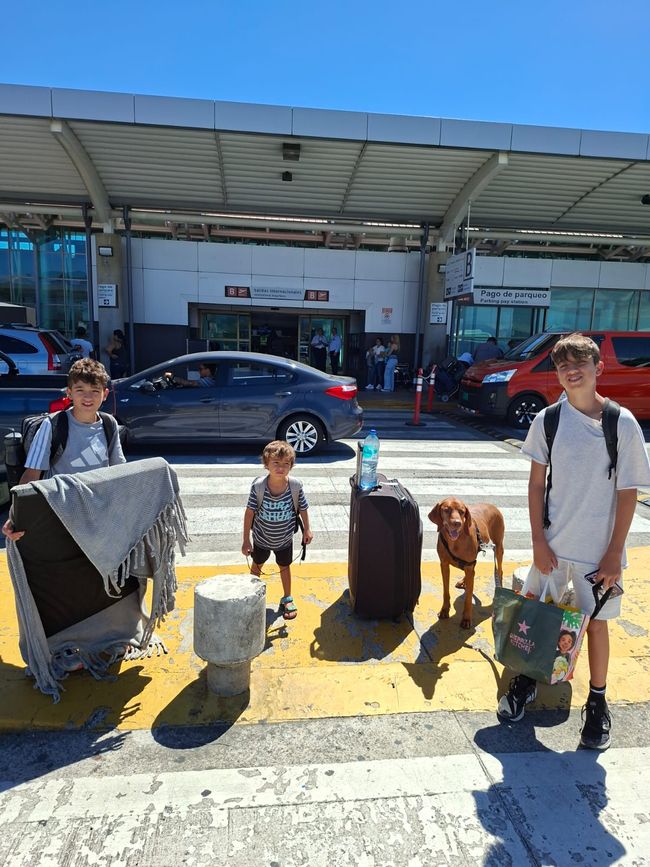 12:10 Segunda parada - dejamos a los niños en el aeropuerto