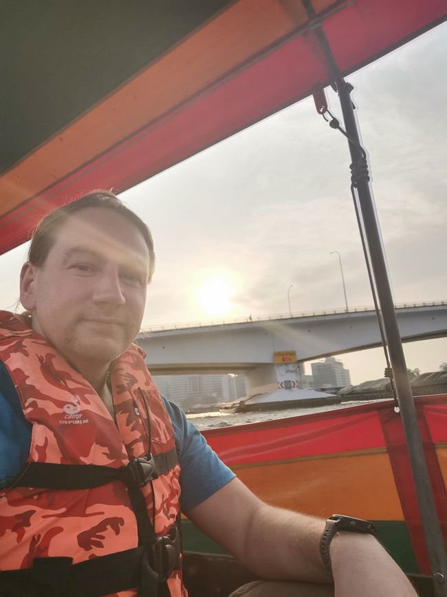 ……通过各个运河的长尾船之旅……我到底为什么一定要穿上救生衣？