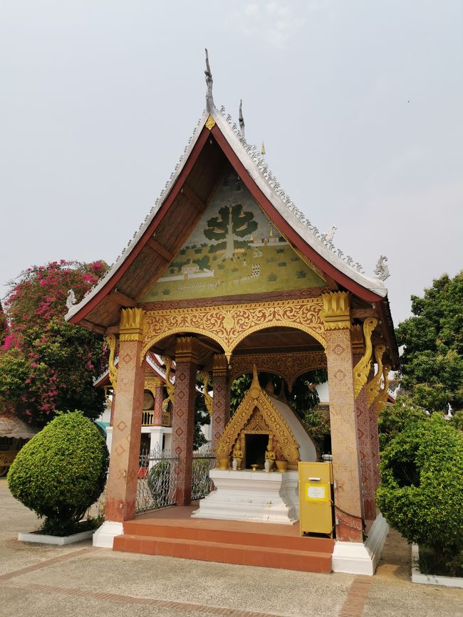 Entry to Laos - first temple tour through Luang Prabang