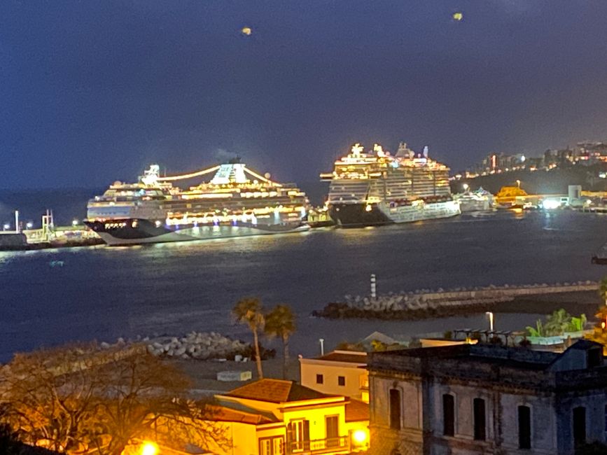 两艘新的邮轮在夜间到达