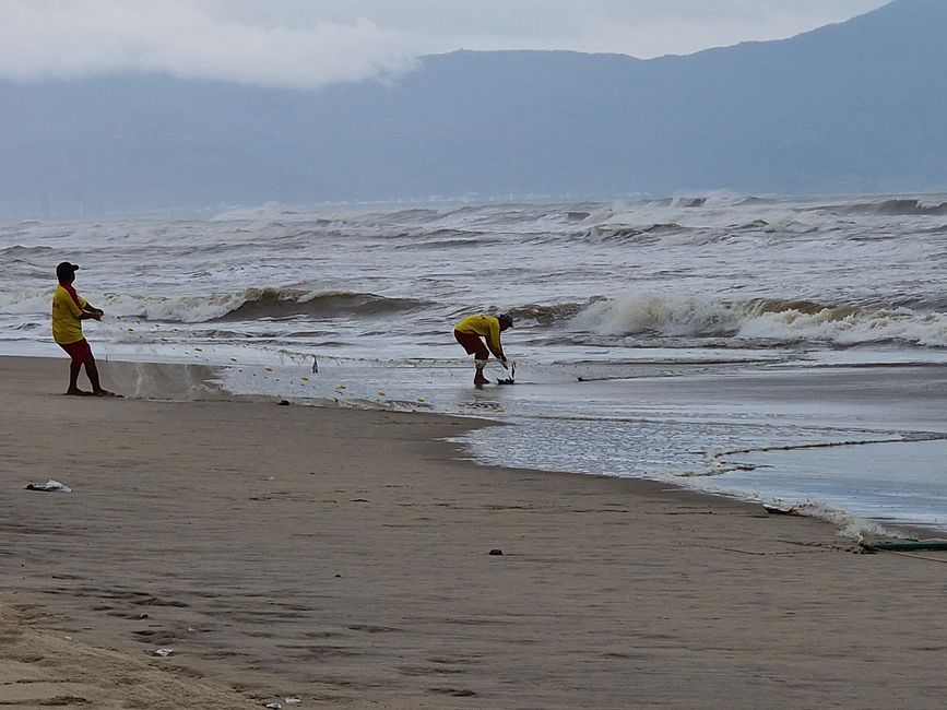 Vorüber die Flut.
Wer sah es wohl, du selig Land, 
wie dich die Welle überwand.