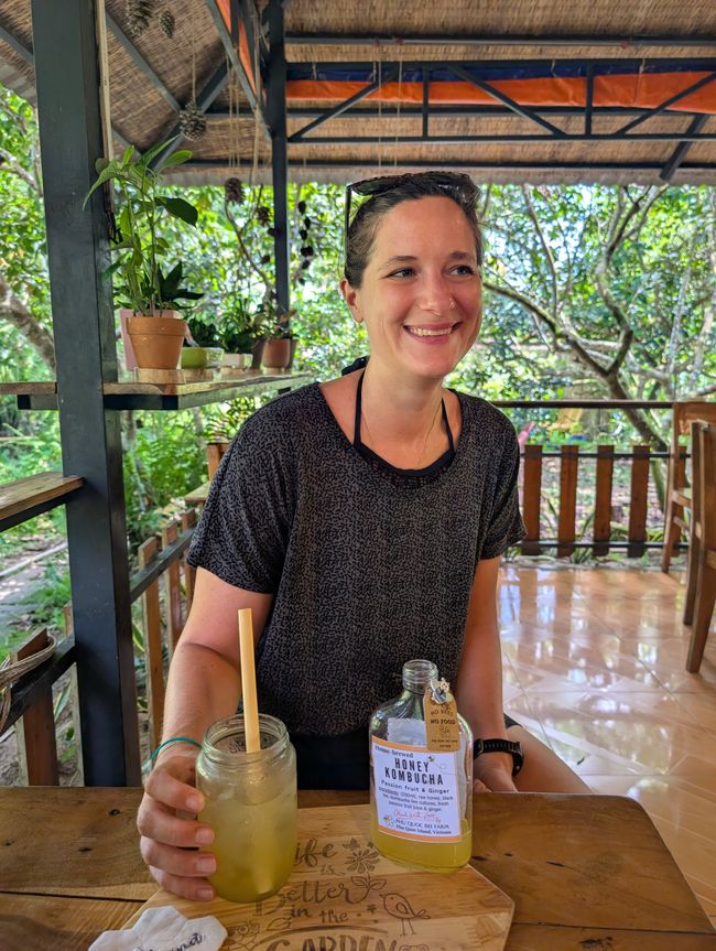 Eine ausgestreckte Hand am Fensterbrett