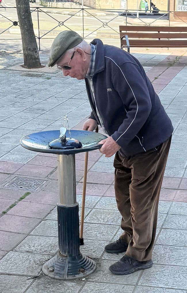 Dieser ältere Herr nimmt einen Schluck aus einer der vielen Trinkwassersäulen. 
