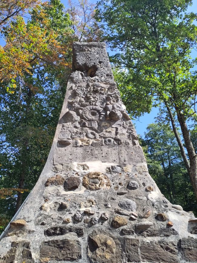 "Denkmal" für die Gesteine der Alb: weißer, brauner und schwarzer Jura