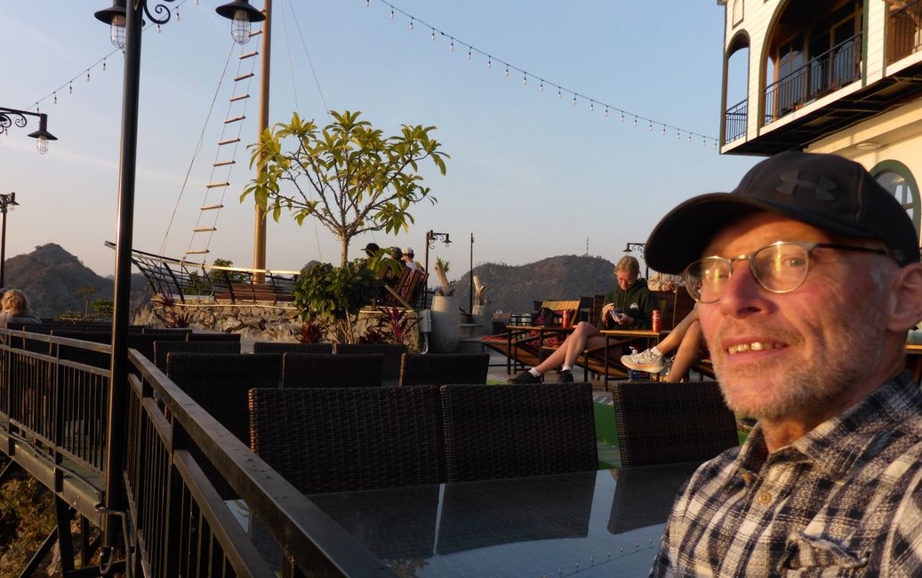 Ristorante con terrazza solare a Cat Ba