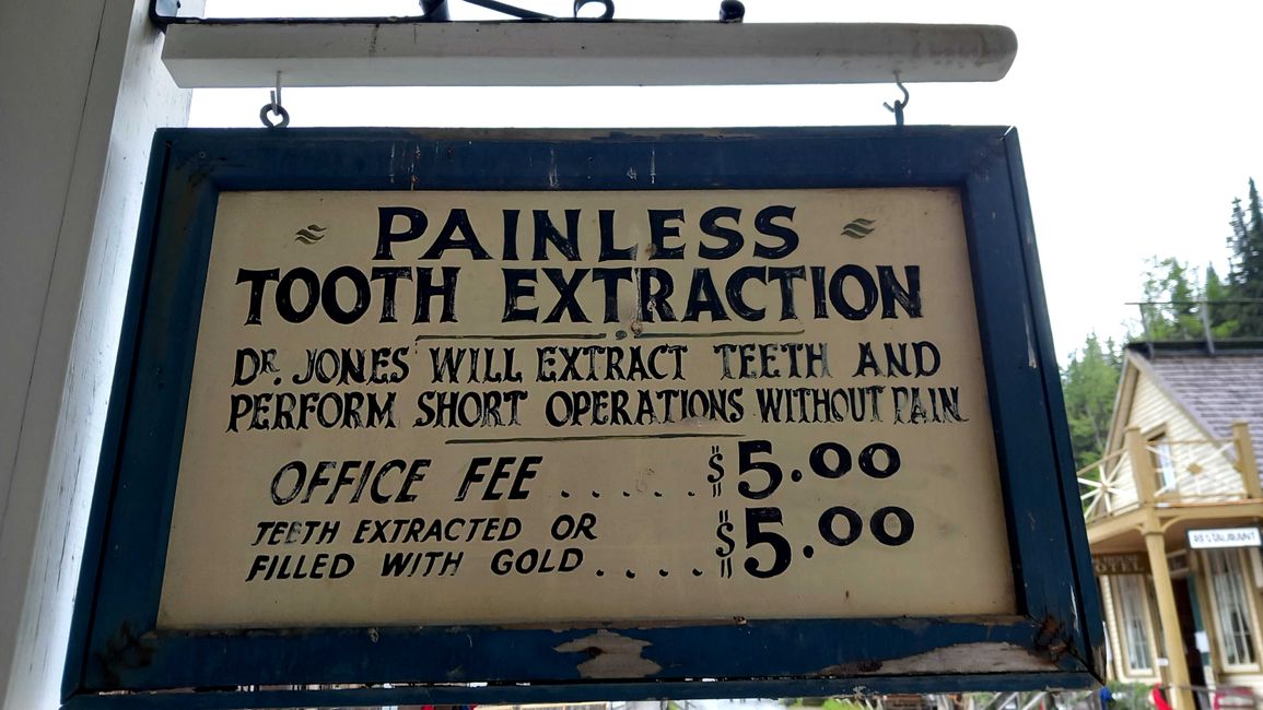 Schild vor Zahnarztpraxis