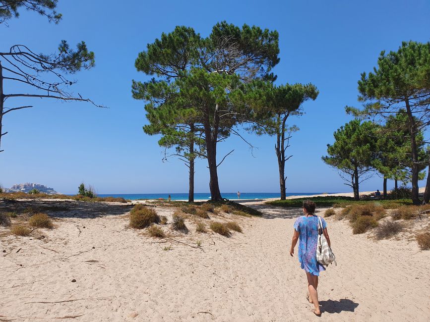 Katja auf dem Weg zum Traumstrand