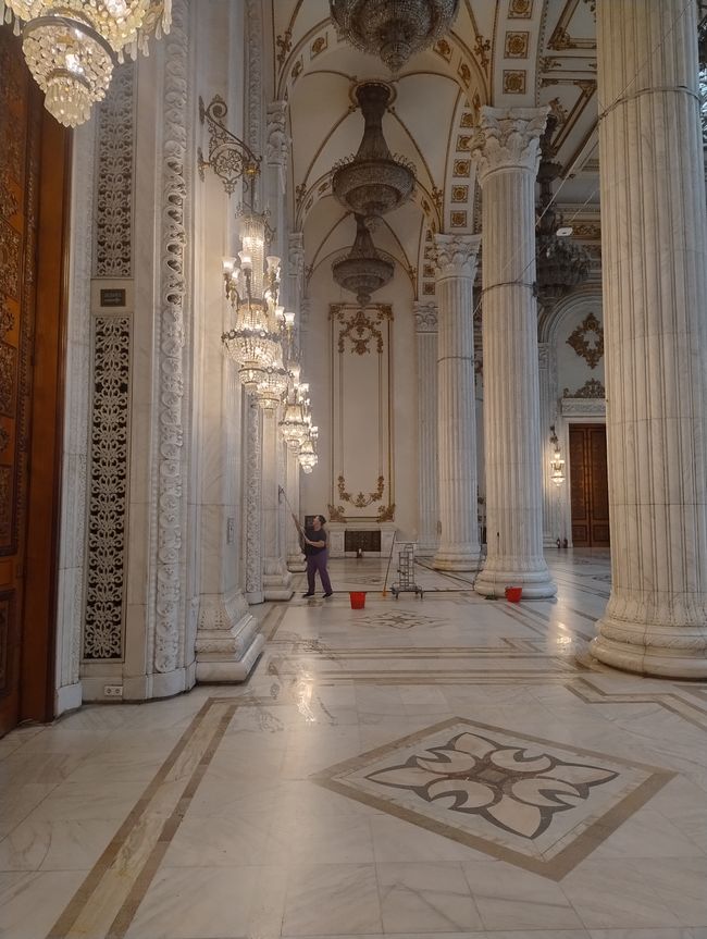 Putzkräfte bei der Arbeit im Rumänischen Parlament 