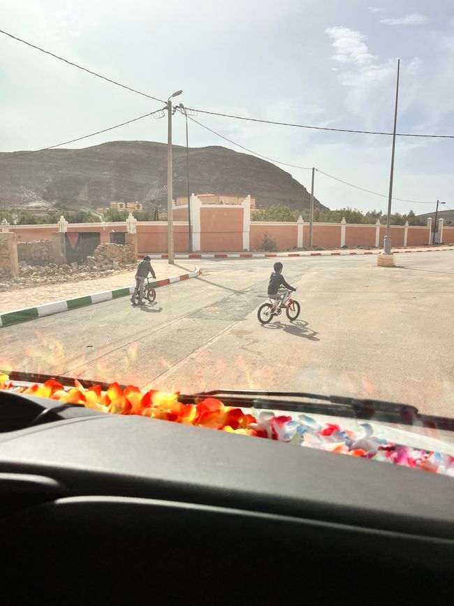 Die beiden freundlichen Jungs eskortieren uns zum Campingplatz von Amtoudi