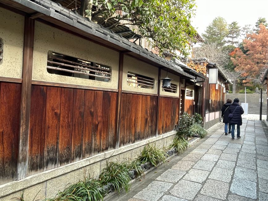 32. Kapitel: Bei den Geishas in Gion, ein sehr frohes Wiedersehen und einmal im Leben Thunfisch-Sushi satt