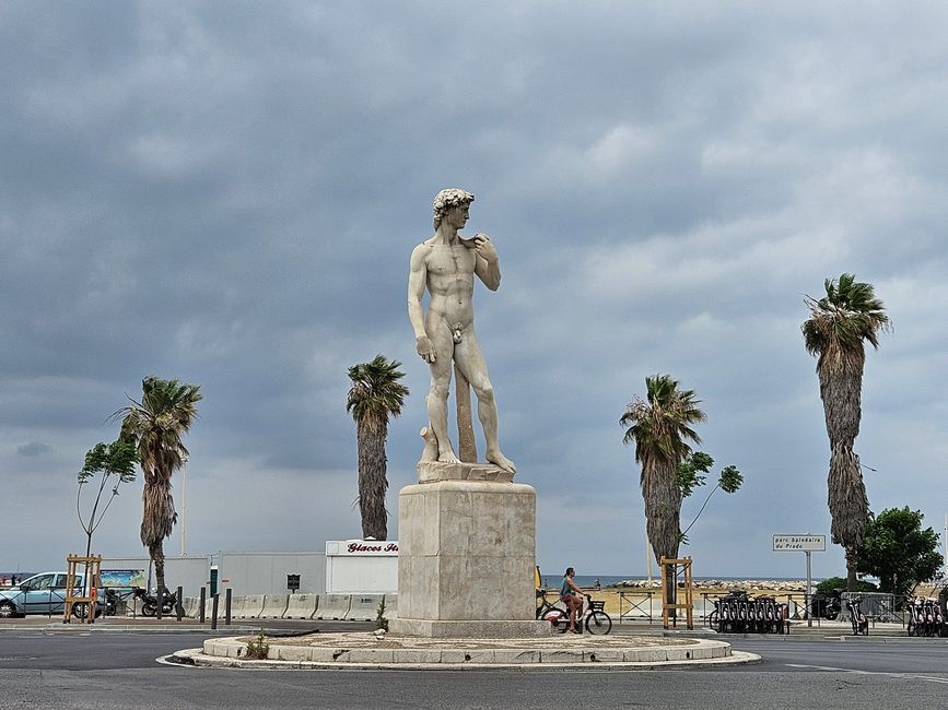 David statue on the beach promenade 