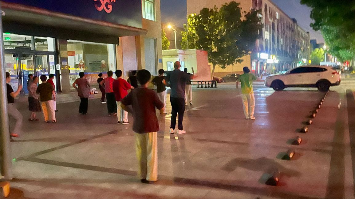 Abends zu Musik tanzende Gruppen sind typisch für China.