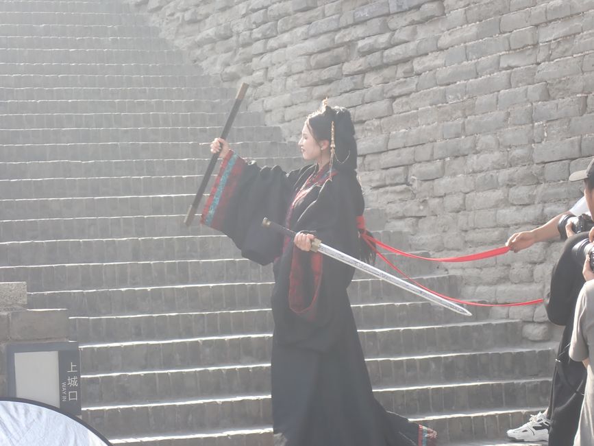 die Kaiserin auf der Treppe der Stadtmauer