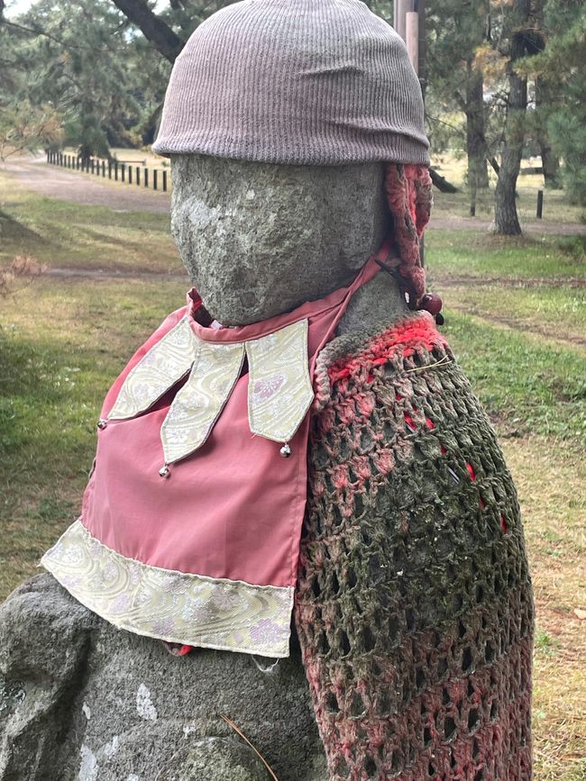 Buddha mit Häkeljäckchen