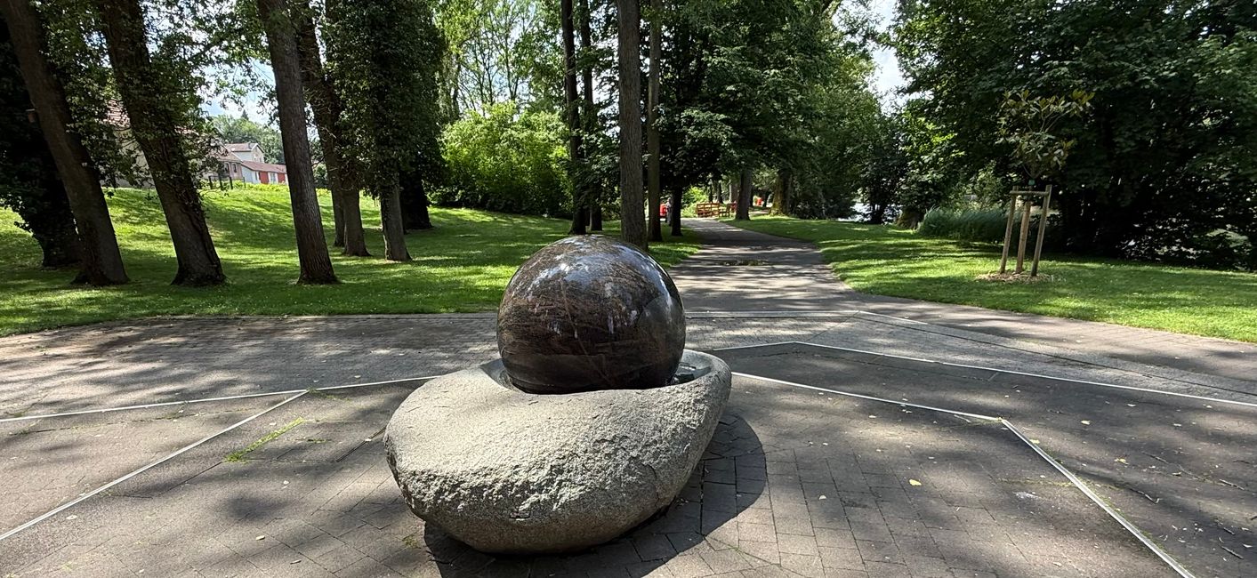 la sfera di pietra galleggiante nel Parc du Pr s-la-Rose