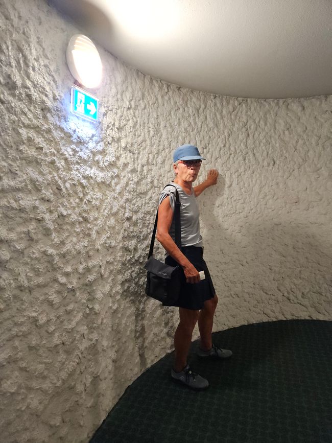 La chambre d'hôtel est tout à fait convenable, l'escalier ressemble à une grotte de stalactites.