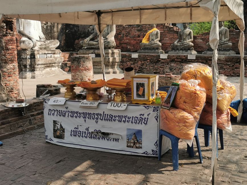 Per pochi Baht puoi acquistare qui piccoli e grandi pani per decorare i Buddha e le pagode ...