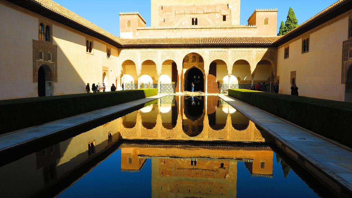Der Myrtenhof, trotz ständigen Wasserzulaufs eine spiegelglatte Oberfläche.( in der Alhambra)